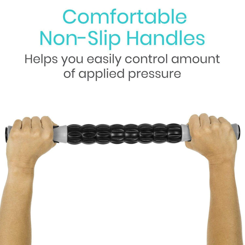 Hand holding a black and gray roller with text about comfortable non-slip handles on a white background
