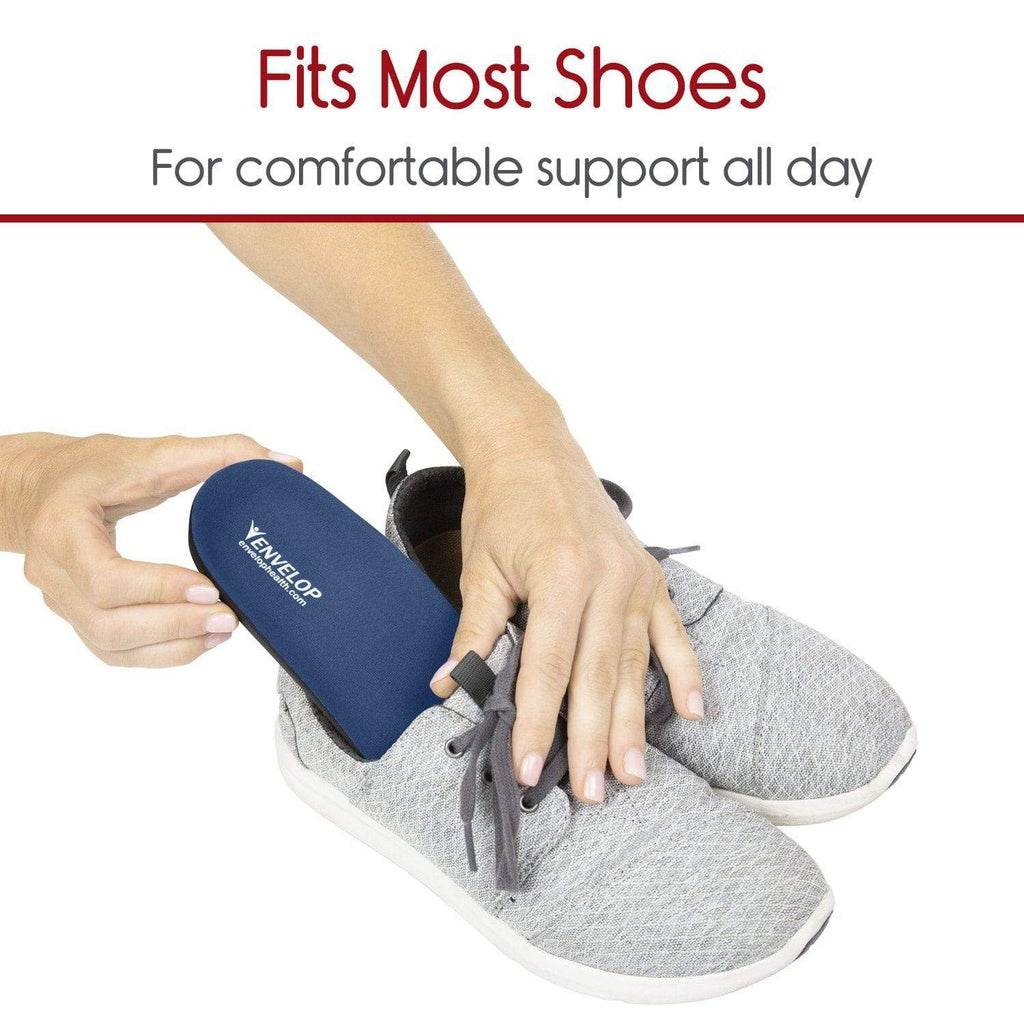 Person inserting a blue insole into gray sneakers with text about comfort.